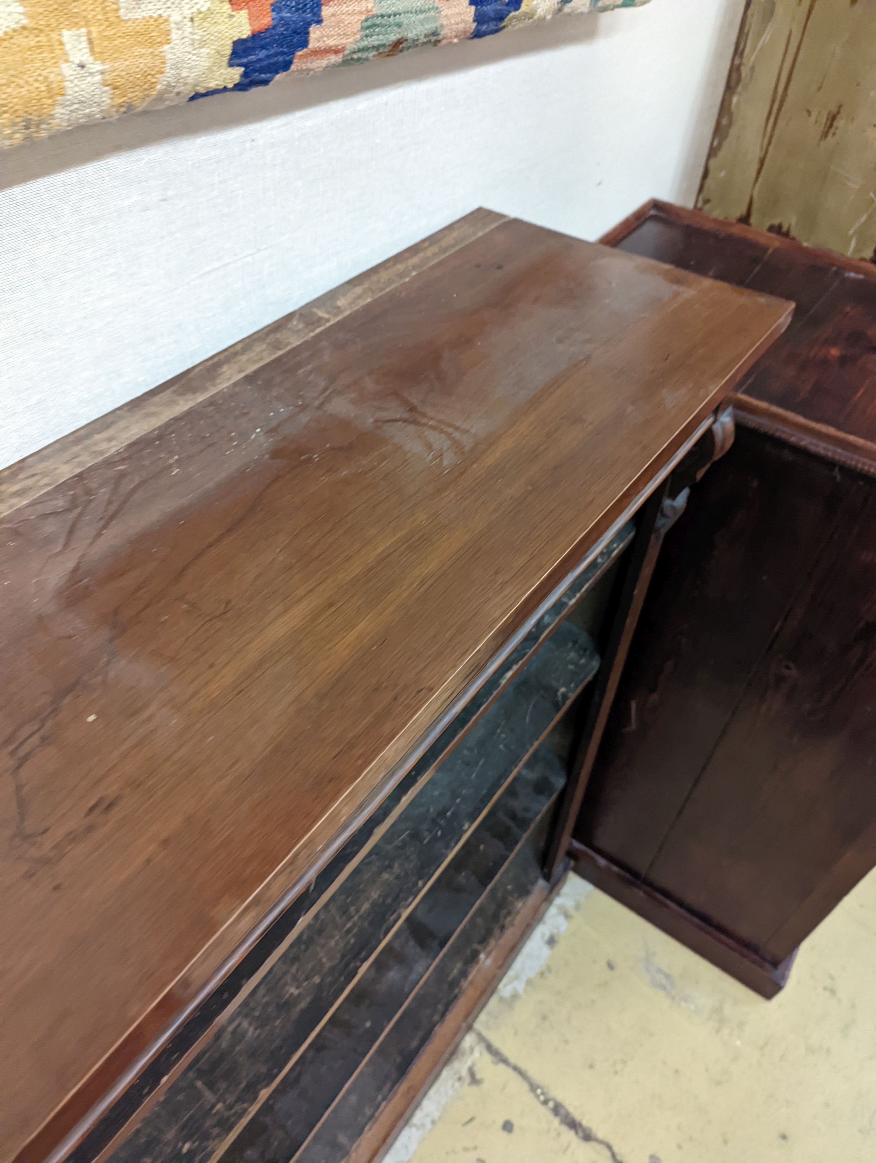 A Victorian mahogany open bookcase, width 106cm, depth 34cm, height 120cm
